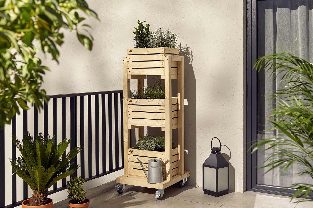 Holzpflanzregal mit drei Ebenen und Rollen für den Balkon mit Gießkanne und Laterne