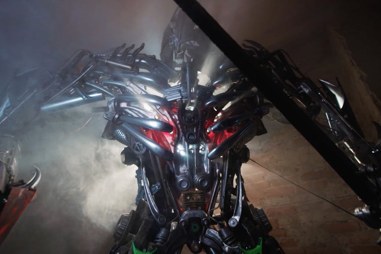 Eine Roboterfigur aus Metall mit sichtbaren mechanischen Details