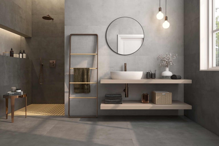 Helles Badezimmer mit Waschtisch, Spiegel, Handtuchhalter und Dusche.