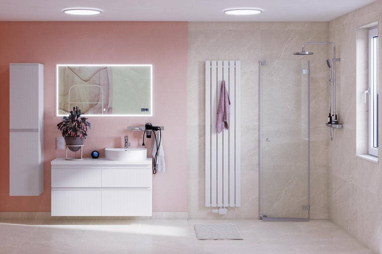 Helles Badezimmer mit Dusche, Waschbecken, Spiegel und Heizkörper