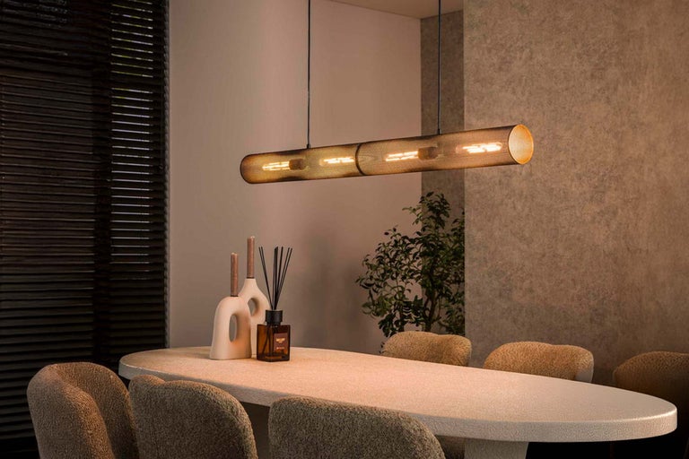 Esszimmer mit Esstisch, Stühlen und Hängelampe