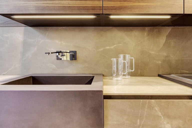 Küchenszene mit Spüle, Wasserhahn und Glaskrügen