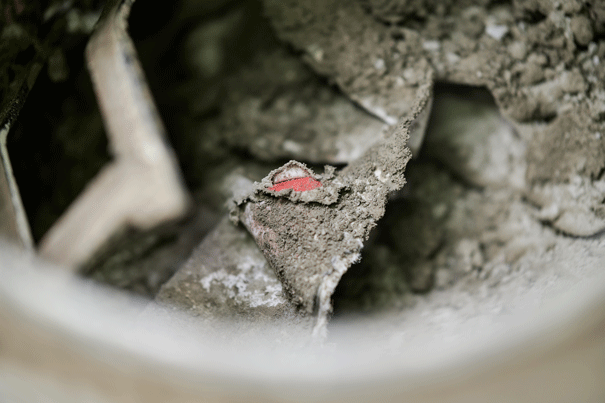 Nahaufnahme eines verschmutzten Zementmischers.