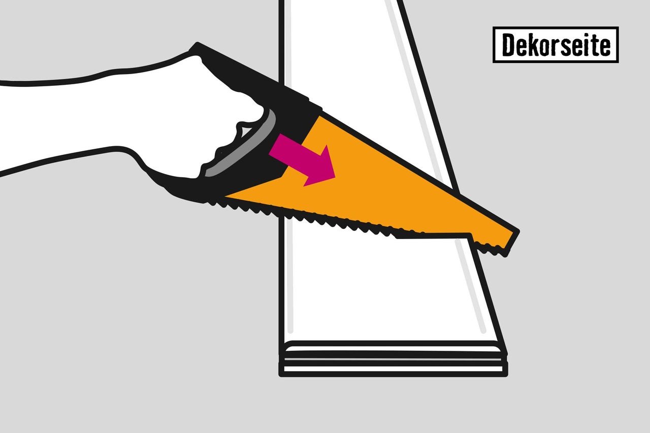 Illustration einer Handsäge beim Sägen eines Werkstücks, um die Dekorseite hervorzuheben