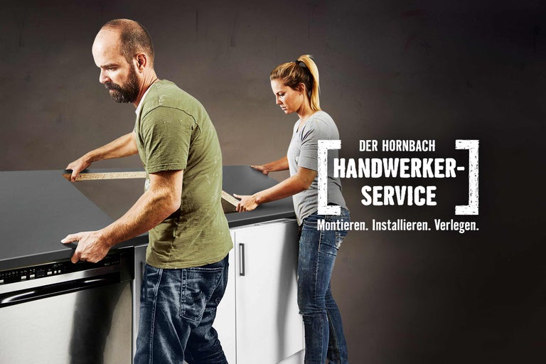 Zwei Personen montieren eine Arbeitsplatte mit dem Hornbach Handwerkerservice