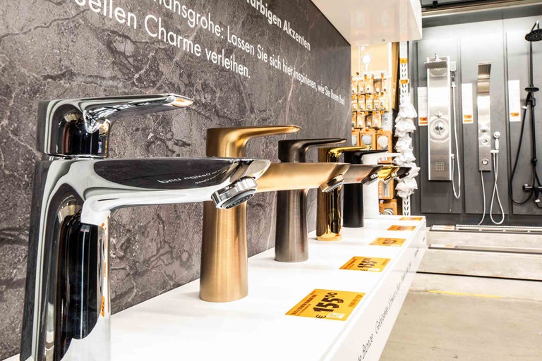Auswahl an Badarmaturen aus Metall in verschiedenen Ausführungen im Hornbachmarkt.