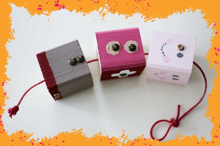 Dekorative Spielwürfel aus Holz mit Gesichtsausdruck