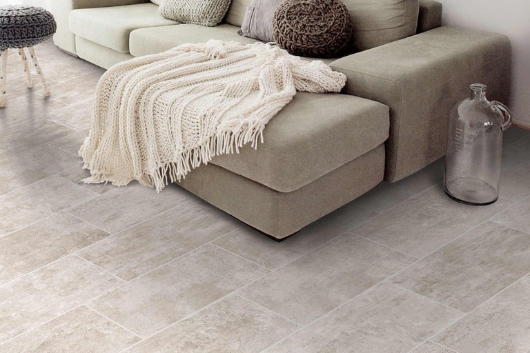 Bodenfliesen im Wohnzimmer mit Sofa und Dekoration
