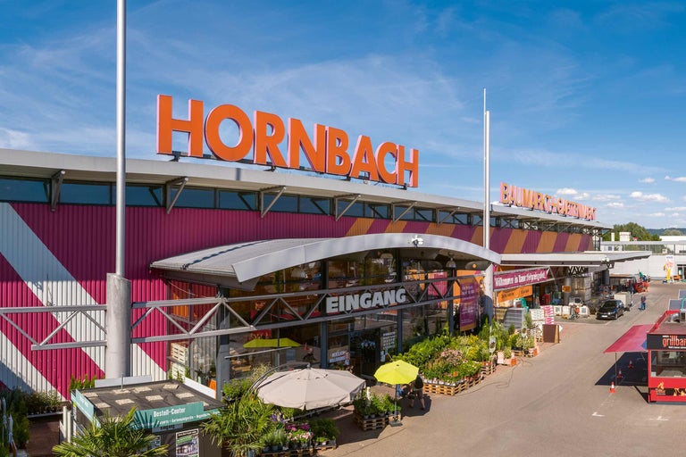 Hornbach Baumarktgebäude mit Eingangsbereich und Pflanzenverkauf