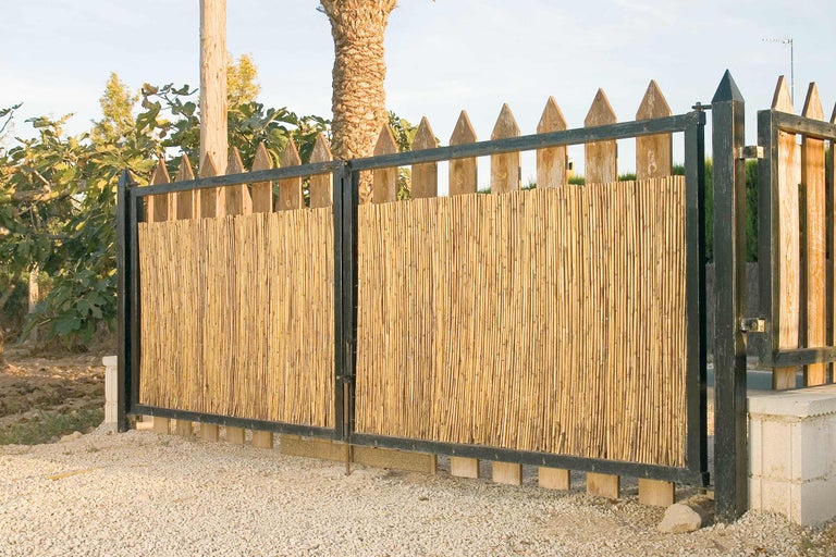 Gartentor mit Bambusverkleidung und Holzdetails