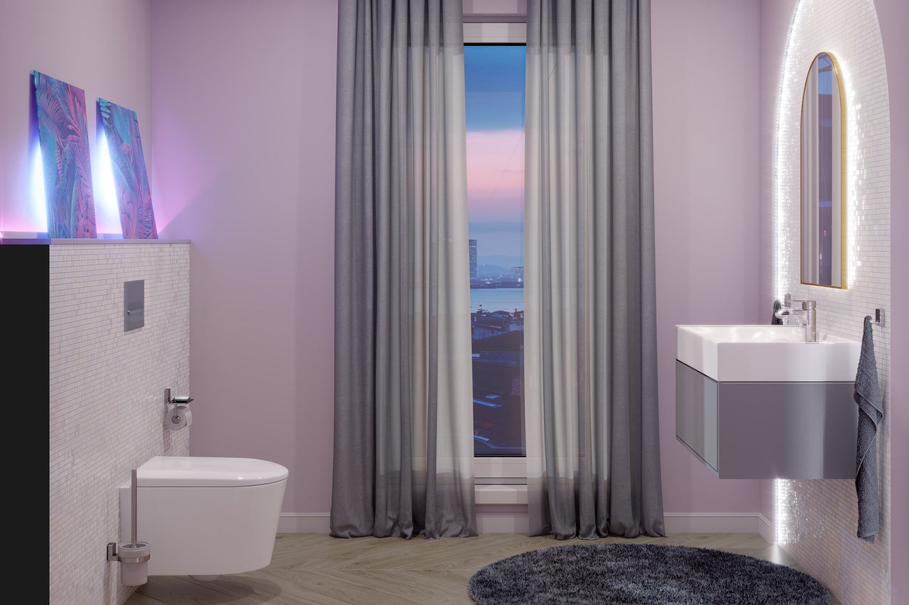 Modernes Badezimmer mit wandhängender Toilette, Waschtischunterschrank, beleuchtetem Spiegel und Fenster mit Vorhängen.