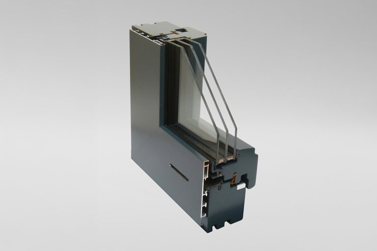 Querschnitt eines Fensterrahmens mit Dreifachverglasung