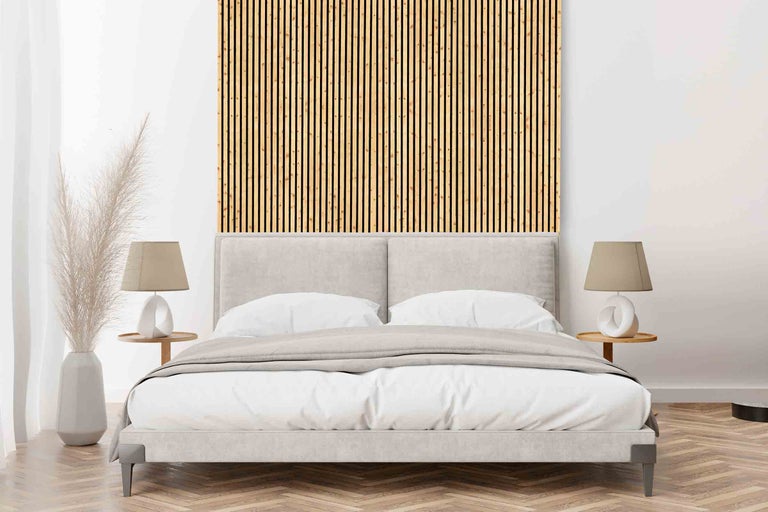 Schlafzimmer mit Akustikpaneelen an der Wand hinter dem Bett