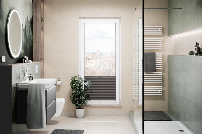 Helles Badezimmer mit Waschtisch, Toilette, Heizkörper und Dusche.