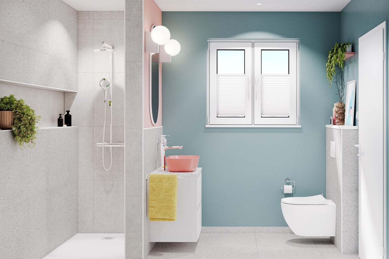 Modernes Badezimmer mit Dusche, Waschtisch, Toilette und Fenster