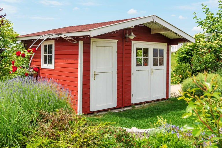 Kleines Gartenhaus mit Fenster und Doppeltür im Garten