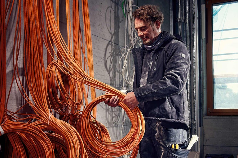 Elektriker mit einem Bündel Elektrokabel