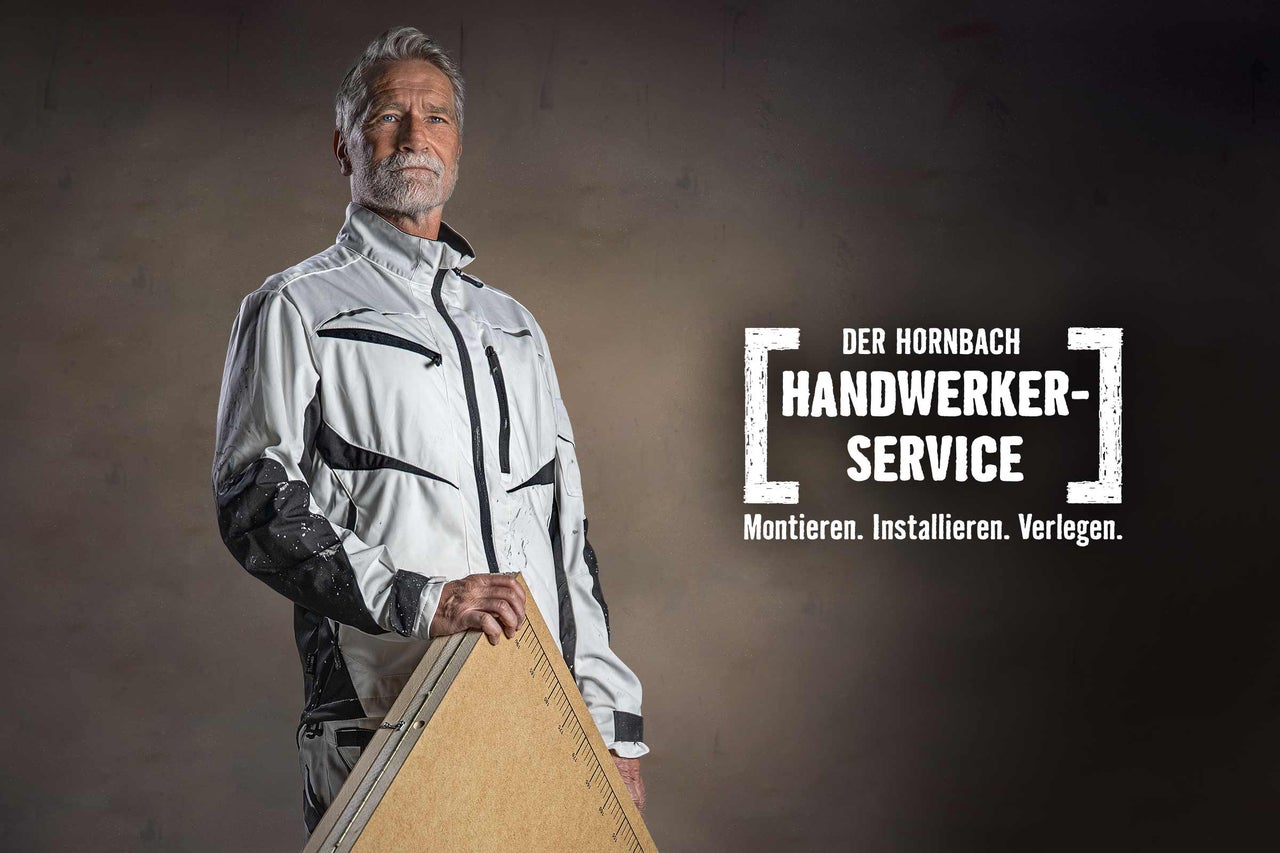 Handwerker mit Wasserwaage im Arbeitsoutfit. Hornbach Handwerkerservice.