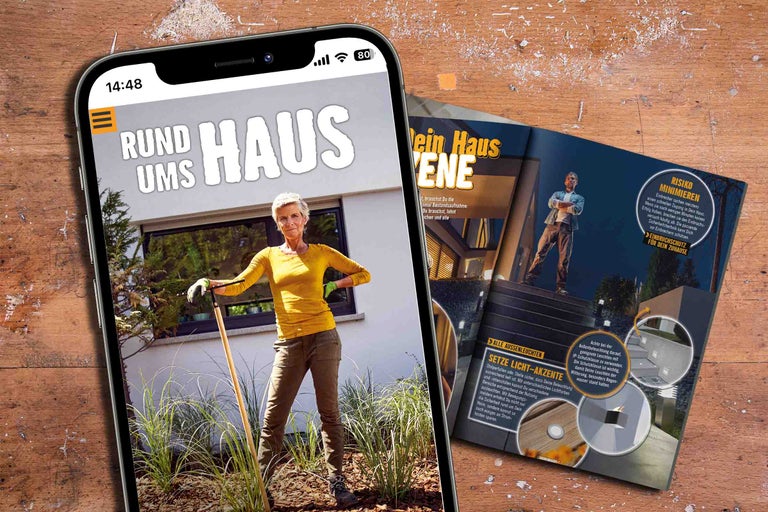 Ein Smartphone mit der Hornbach Zeitschrift Rund ums Haus und eine geöffnete Ausgabe der Zeitschrift liegen auf einem Holztisch.