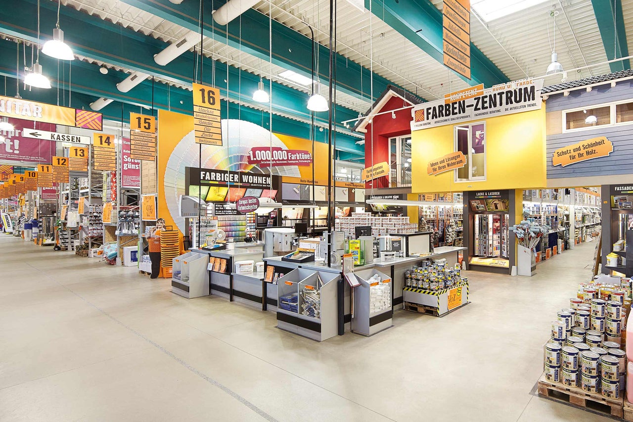 Innenansicht eines Hornbach Baumarktes mit Farben-Zentrum und Regalen
