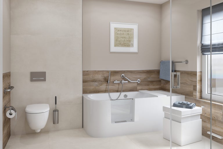 Helles Badezimmer mit ebenerdiger Badewanne, Toilette und Holzverkleidung