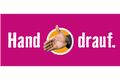 Grafische Darstellung einer Hand mit Schriftzug „Hand drauf.“ Grafische Darstellung einer Hand mit Schriftzug „Hand drauf.“
