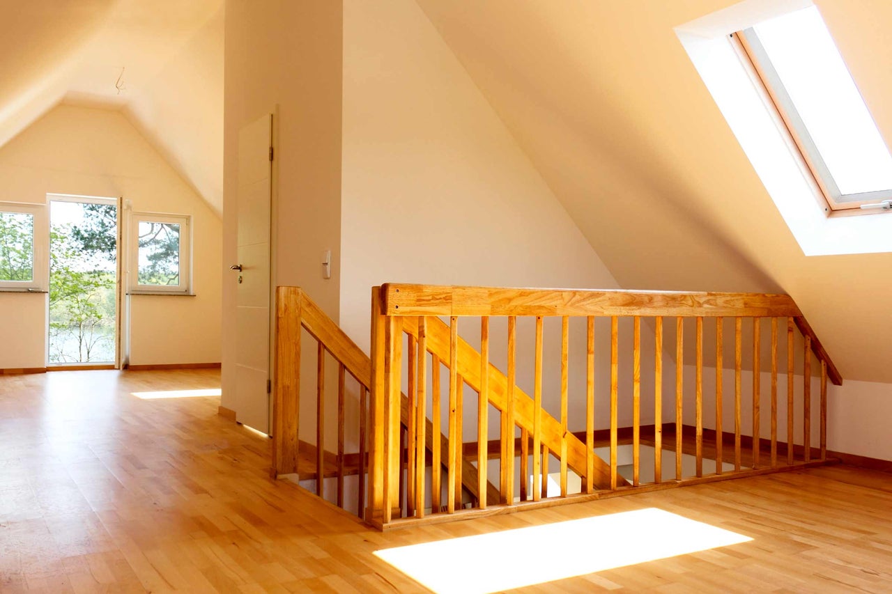 Heller Dachboden mit Holztreppe, Dachfenster und Holzboden
