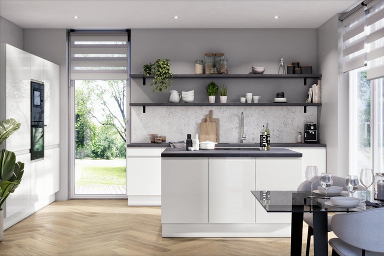 Moderne, helle Küche mit weißen Hochglanzfronten, Kochinsel, dunkler Arbeitsplatte, offenen Regalen und Fischgrät-Parkett.