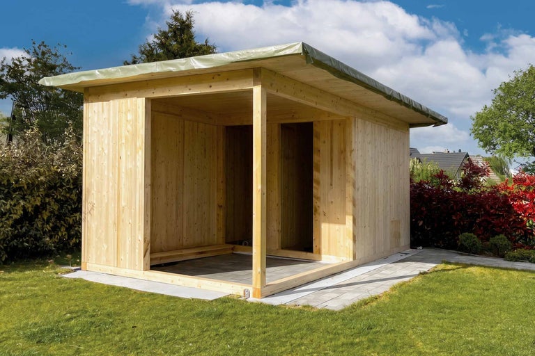 Modernes Gartenhaus aus naturbelassenem Holz mit Flachdach und offenem Unterstand im Garten.