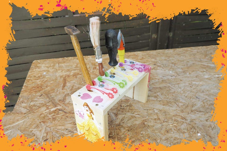 Werkbank mit Hammer, Pinsel und Ahle