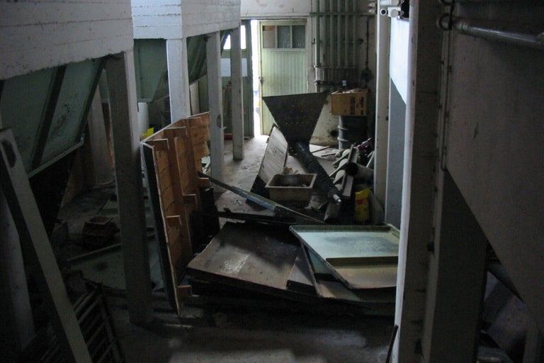 Unordentlicher Lagerraum mit Baumaterialien und Geräten