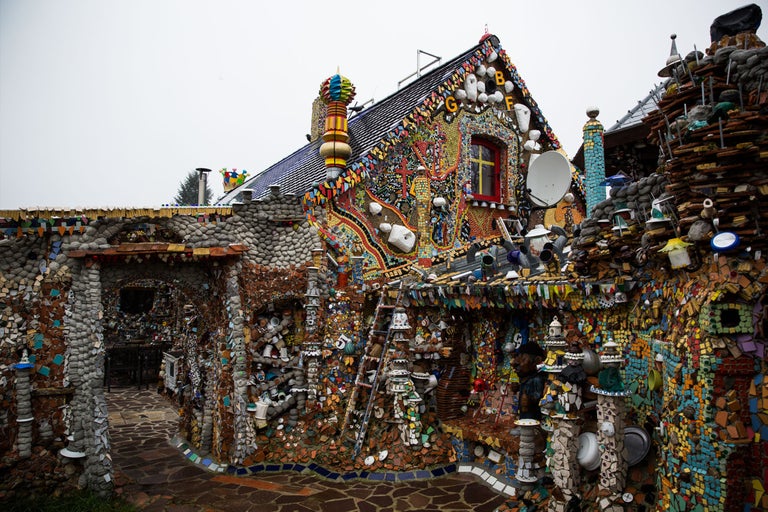 Außenansicht eines Hauses dekoriert mit Mosaiken und Keramik