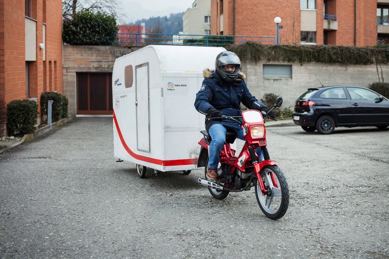Motorrad mit Anhänger auf der Straße