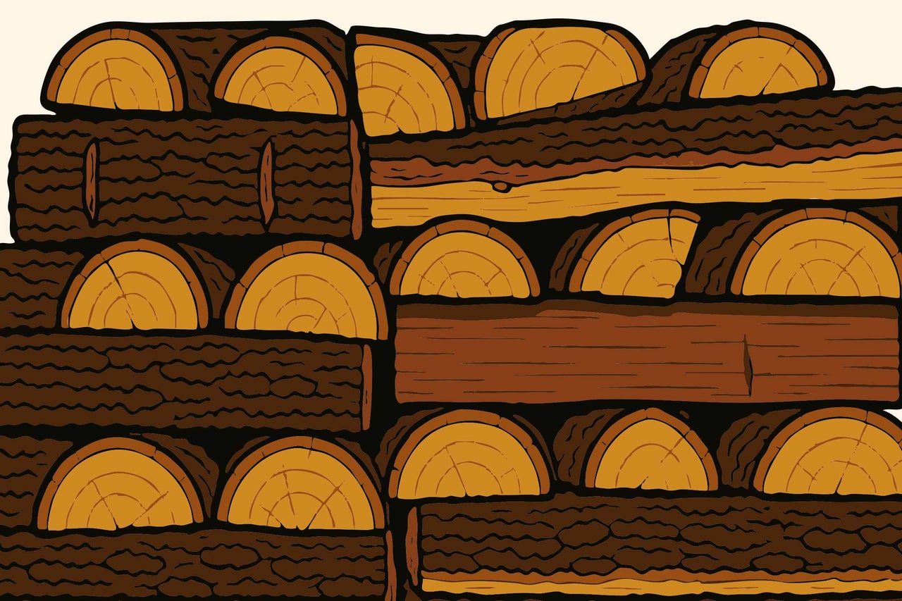 Stapel von gespaltenem Brennholz