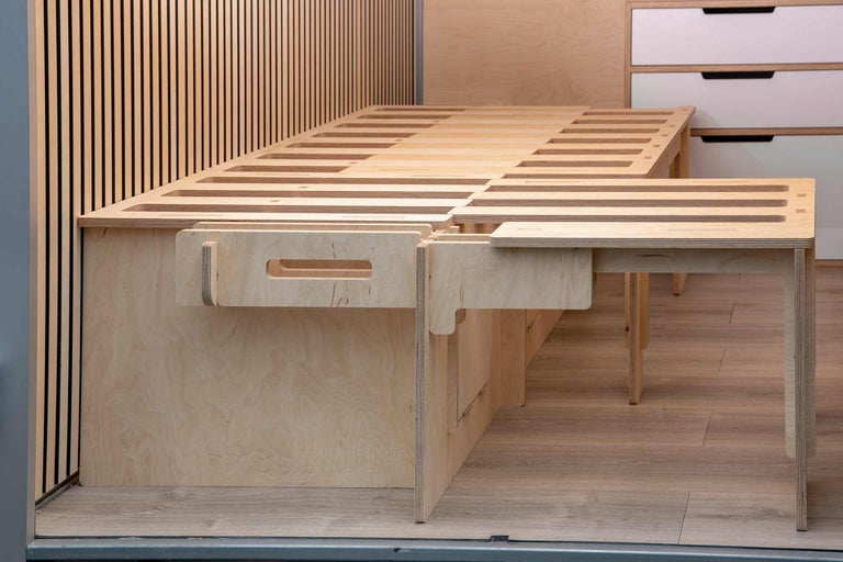 Innenausbau eines Lieferwagens mit Holzbettgestell und Schubladen