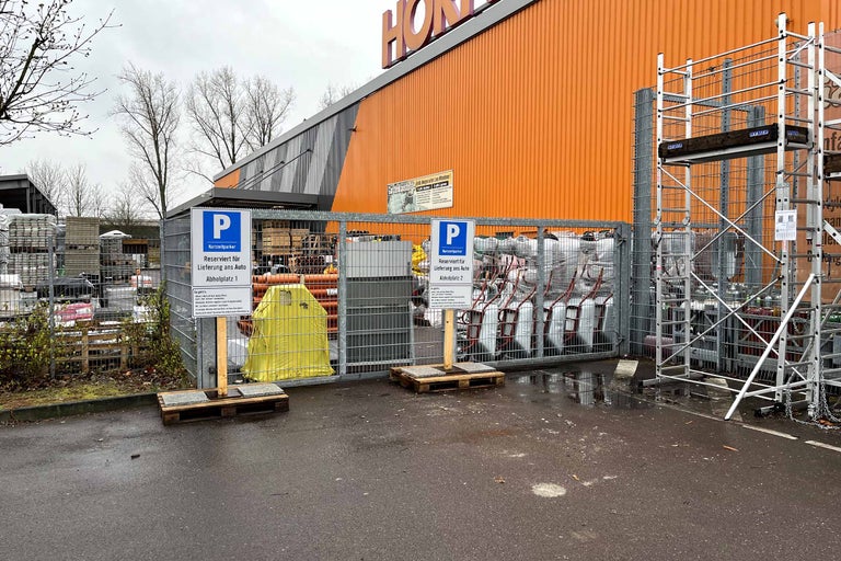 Hornbach Baumarkt Außenansicht mit Kurzzeitparkplätzen für die Warenabholung.