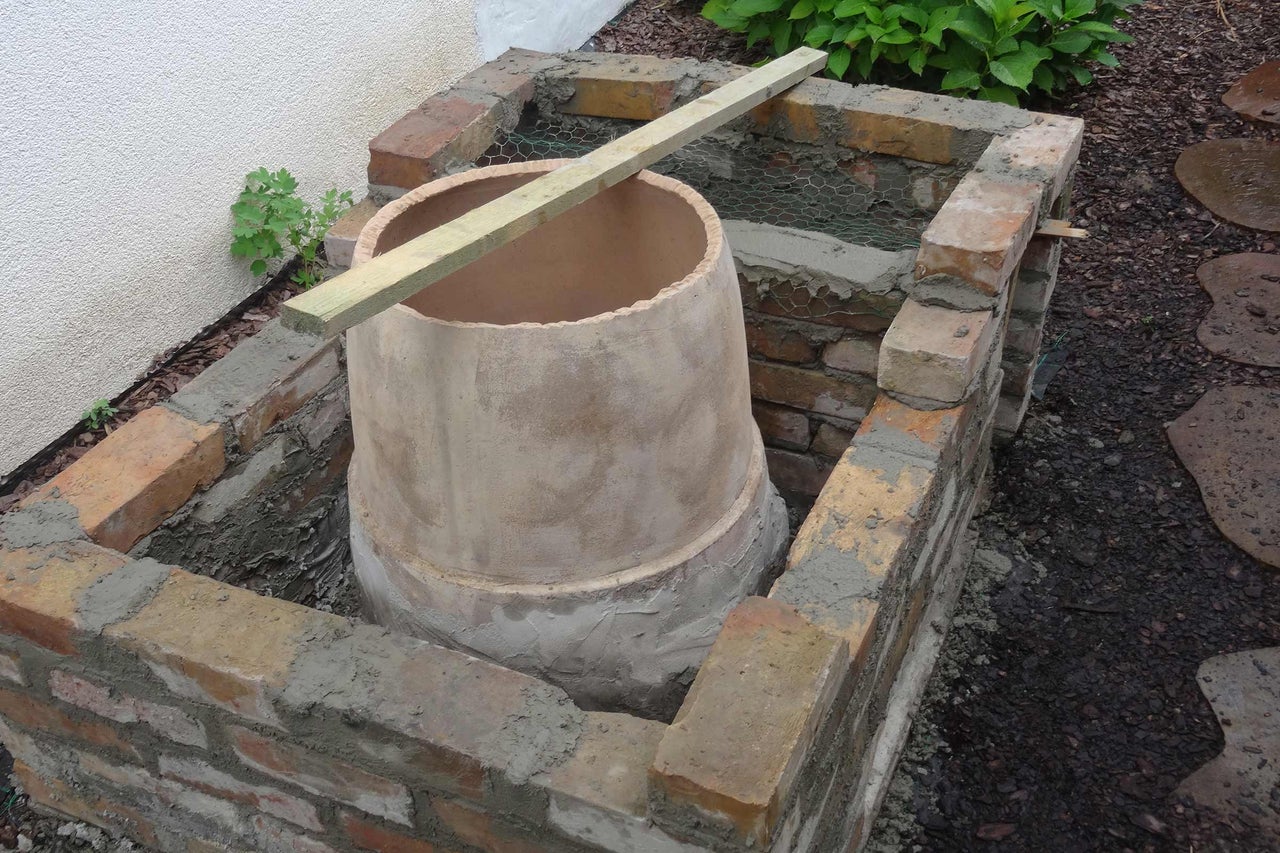 Gemauerter Lehmofen im Garten