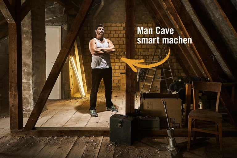 Ausgebauter Dachboden mit Mann und Text Man Cave smart machen