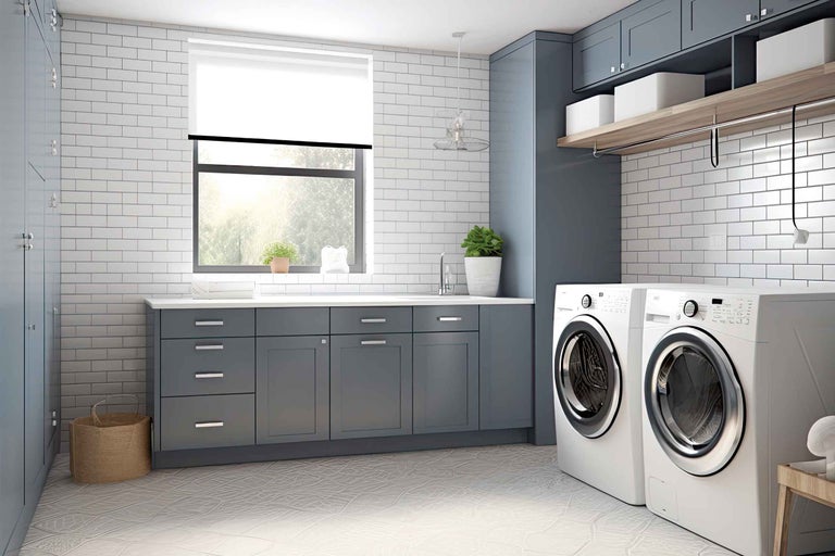 Heller Waschraum mit Waschmaschine, Trockner, Waschbecken, Unterschrank und Regalen