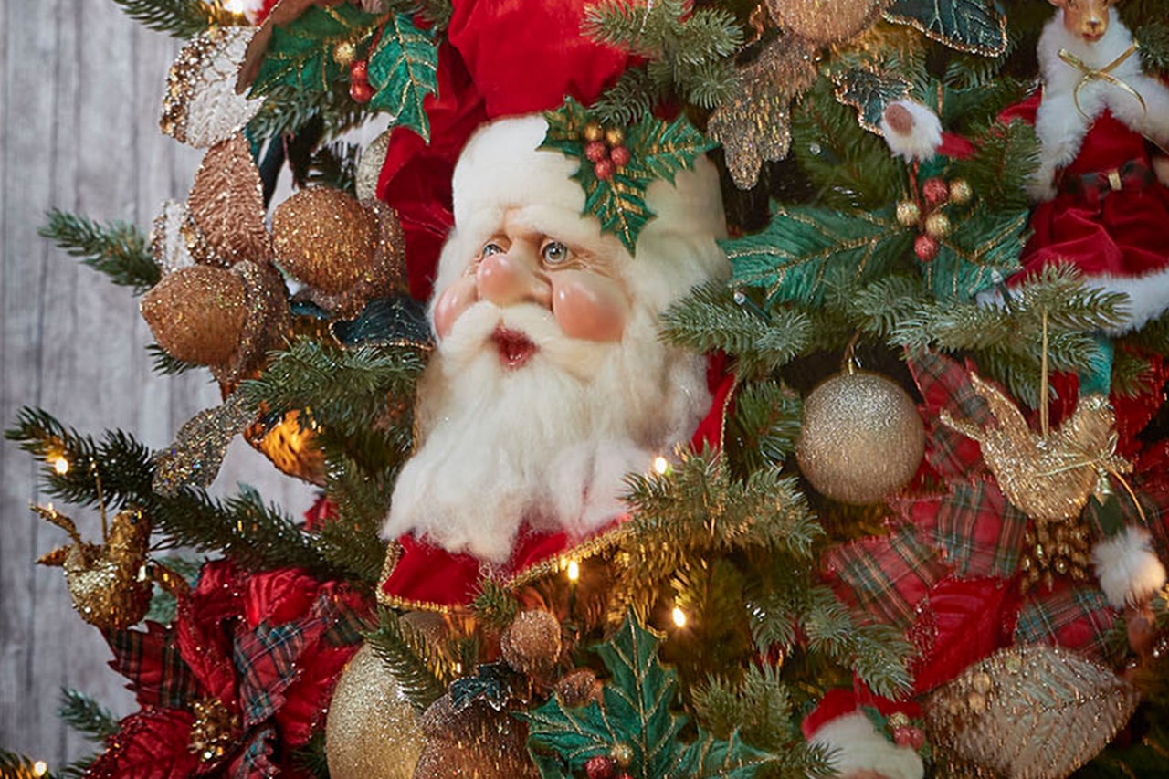 Dekorierter Weihnachtsbaum mit Weihnachtsmann-Figur und Christbaumschmuck