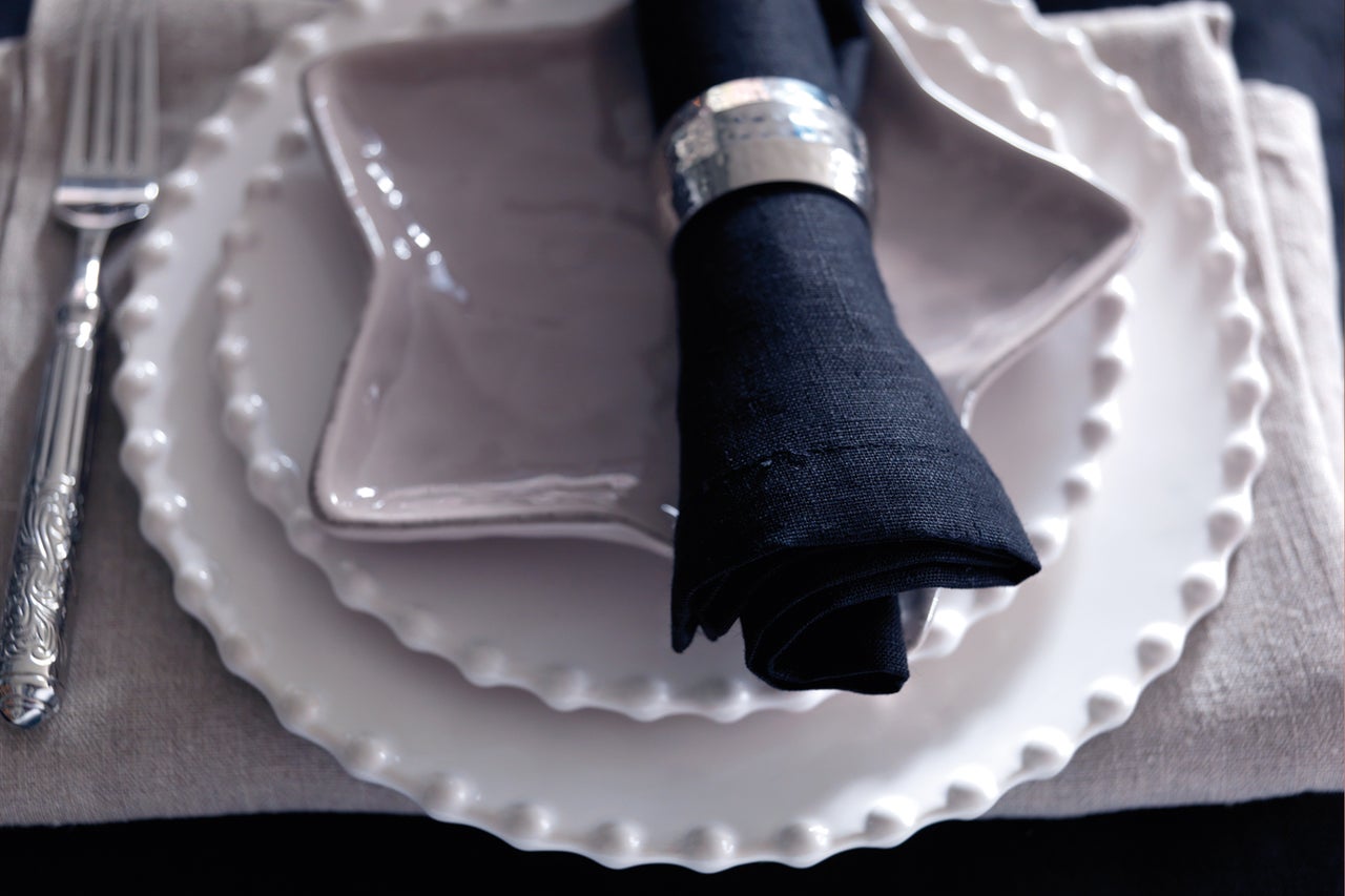 Gedeckter Tisch mit Teller, Serviette und Besteck