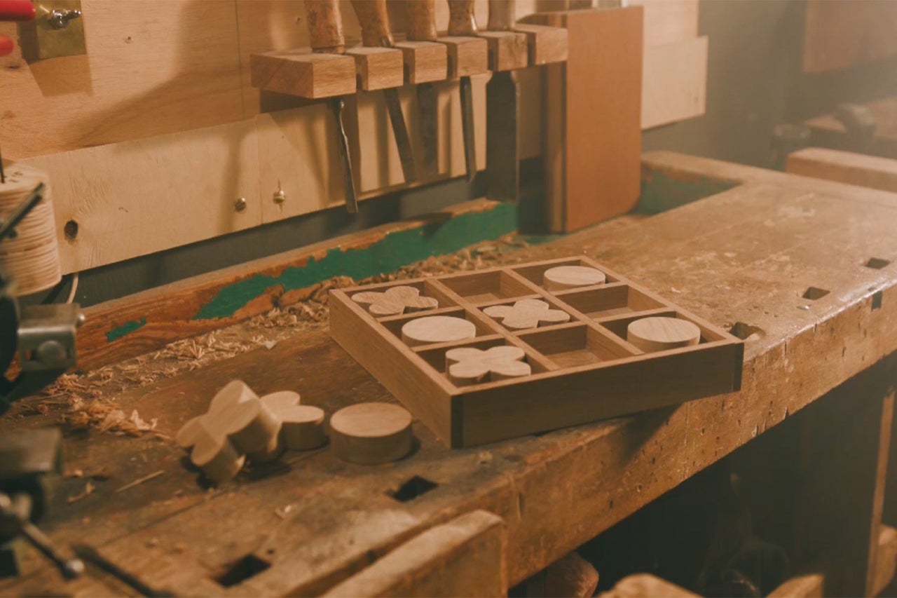 Holz Tic Tac Toe Spiel auf einer Werkbank