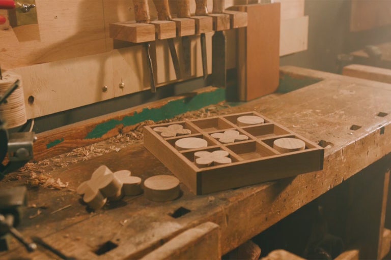 Holz Tic Tac Toe Spiel auf einer Werkbank