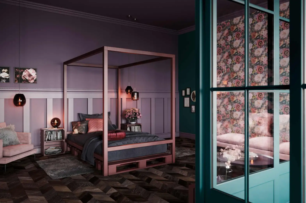 Schlafzimmer mit Himmelbett auf Paletten, Sessel, Nachttisch und Dekoration