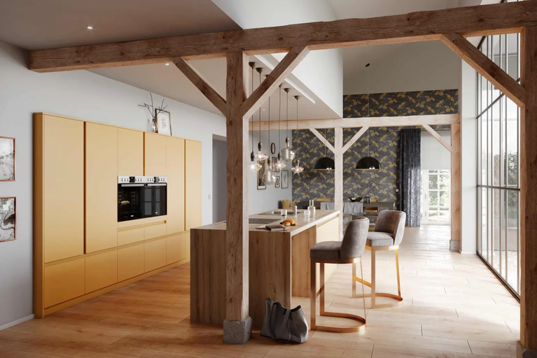 Helle, offene Küche mit Holzbalken, Küchenzeile und Kochinsel mit Barhockern