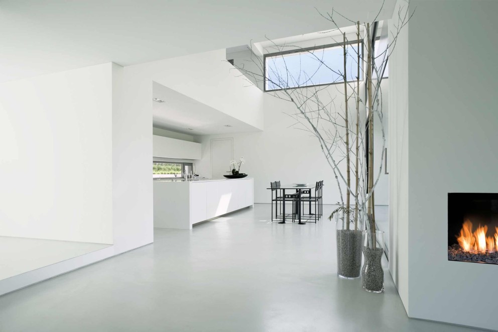Helles Interieur mit Küche, Esstisch und Dekoration in Glasvasen