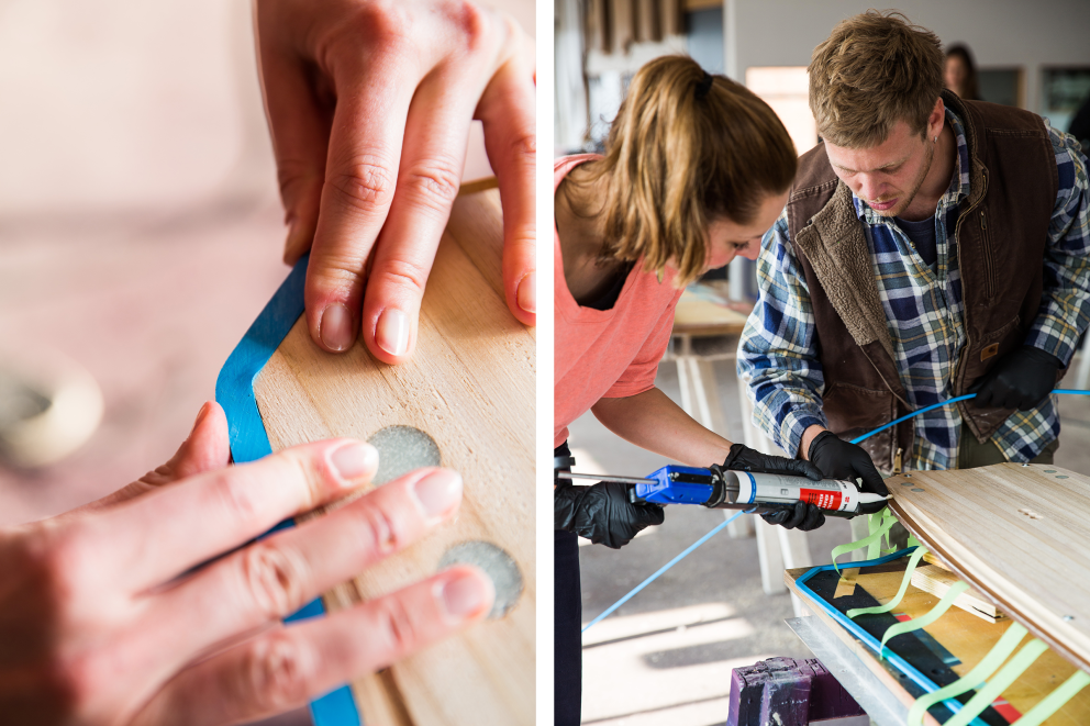 Autorin Esther Acason drückt die ABS Kante fest an die Seite des Holzkerns des Kiteboards, das sie beim Kiteboard Workshop baut Autorin Esther Acason drückt die ABS Kante fest an die Seite des Holzkerns des Kiteboards, das sie beim Kiteboard Workshop baut