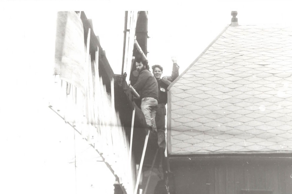 
				Dann werden die ersten Flügel angebracht. Rechts steht der junge Martin auf dem Dach, rechts ein Bekannter.

			