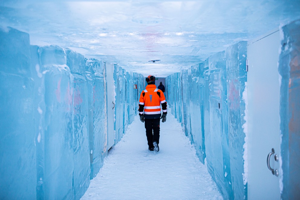Langer Gang im „Ice Hotel“. Beim Bau des „Ice Hotel“ 2020/2021 war es immer wieder zu warm. Die Folge: Schmelzschäden. Langer Gang im „Ice Hotel“. Beim Bau des „Ice Hotel“ 2020/2021 war es immer wieder zu warm. Die Folge: Schmelzschäden.