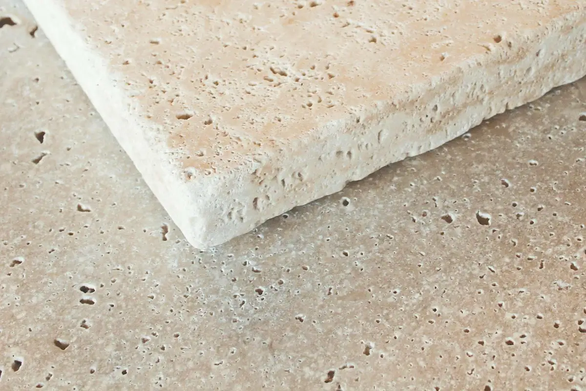 Travertin Fliese mit poröser Oberfläche